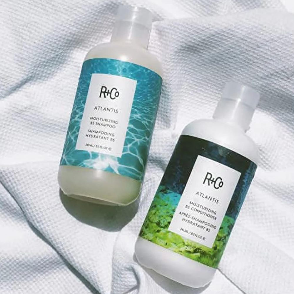 R+Co Atlantis Shampoing — Emballage design: présentation premium dans la salle de bains.