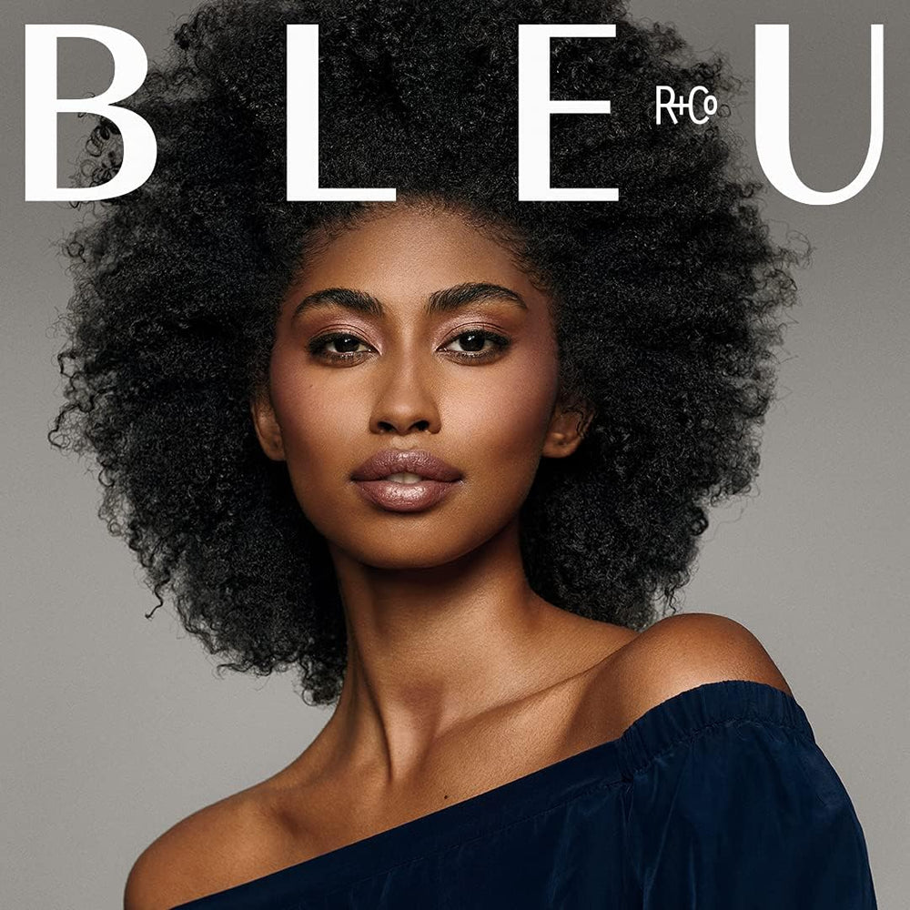 R+Co BLEU – brillance intense pour cheveux soyeux et polis.