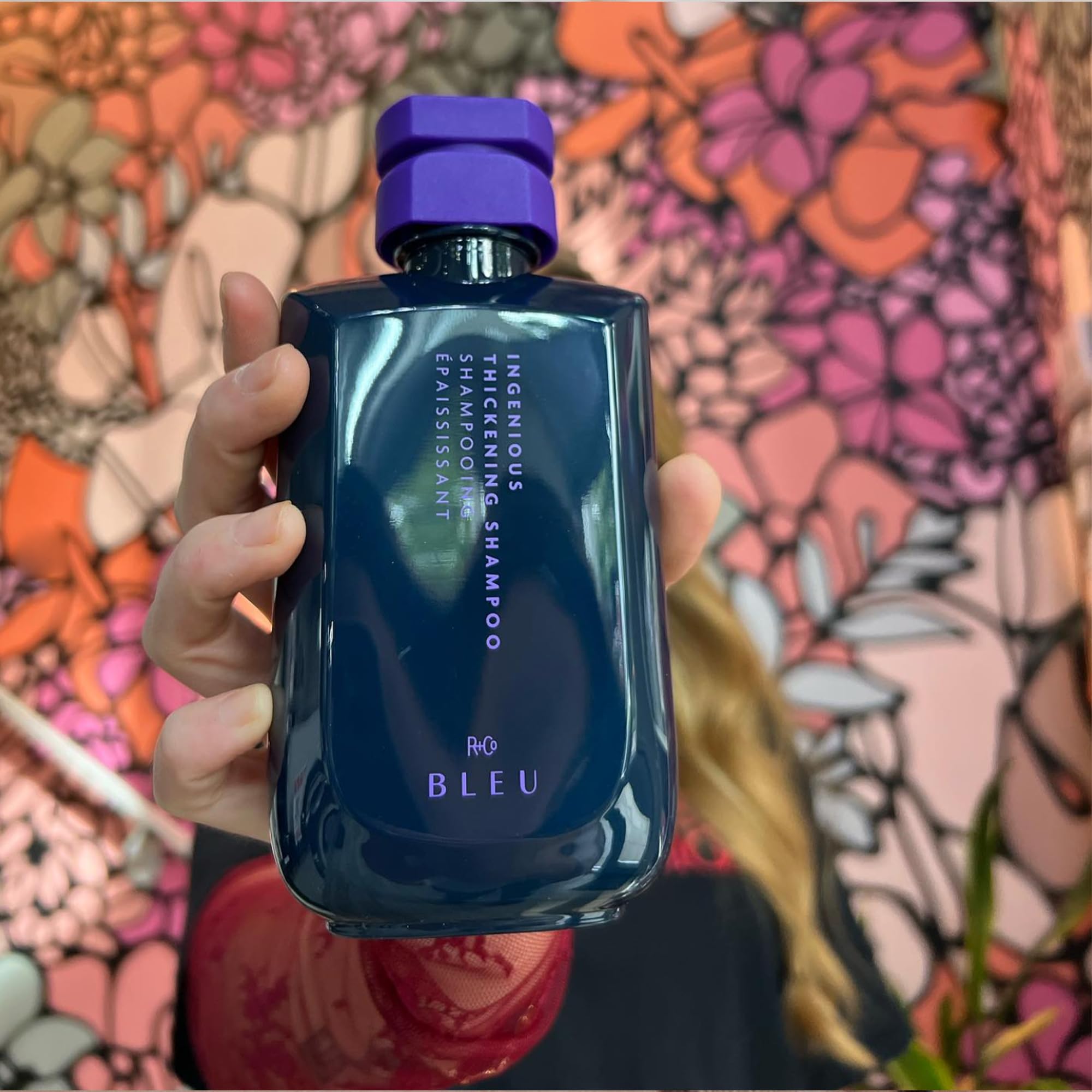 R+Co BLEU: extrait d'algues kelp présent, fortifie les cheveux fins pour plus de volume.