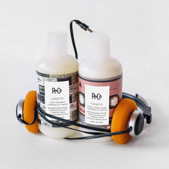 R+Co Cassette, application sur cheveux mouillés pour définir les boucles sans lourdeur.