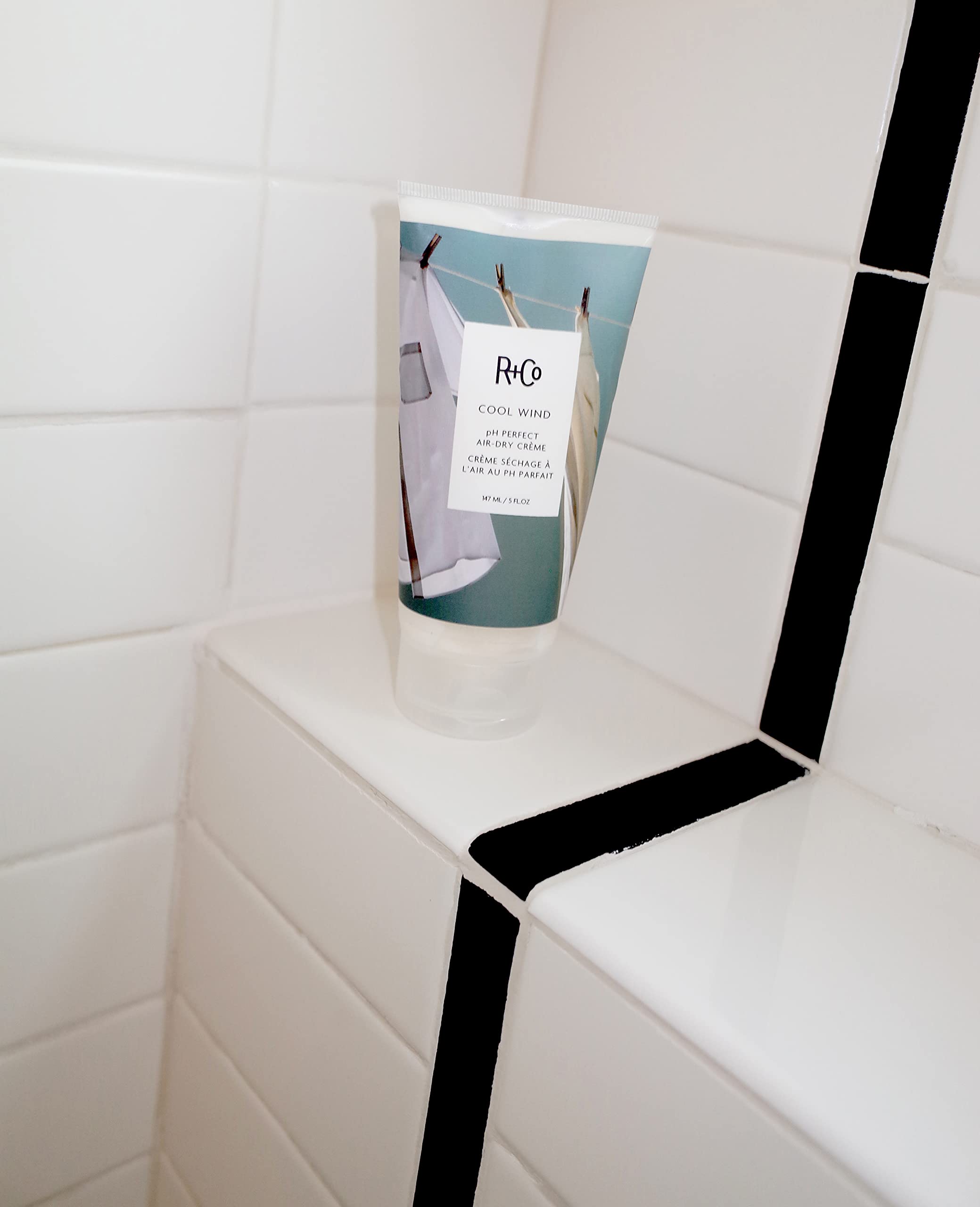 R+Co Cool Wind: application facile sur cheveux humides ou secs.