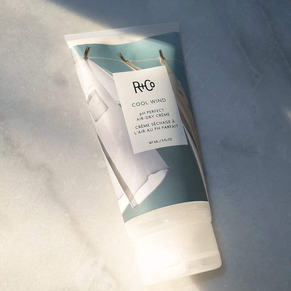R+Co Cool Wind: texture crème légère qui lisse et adoucit les cheveux.