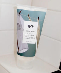 R+Co Cool Wind hydratation légère et coiffage doux sans chaleur.
