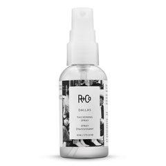 R+Co Dallas – vue bouteille, apporte volume et texture.