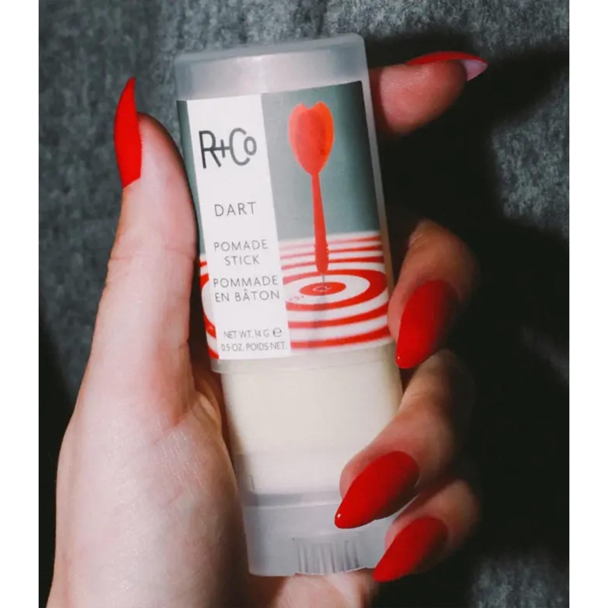 R+Co Dart Pomade Stick fini subtil brillant pour un accent discret