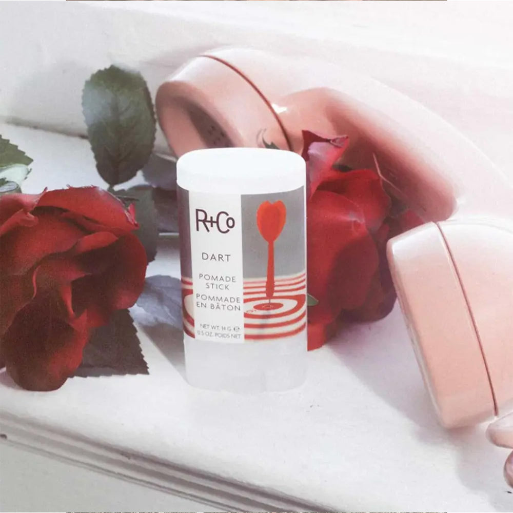R+Co Dart Pomade Stick utilisation quotidienne facilitée pour styling