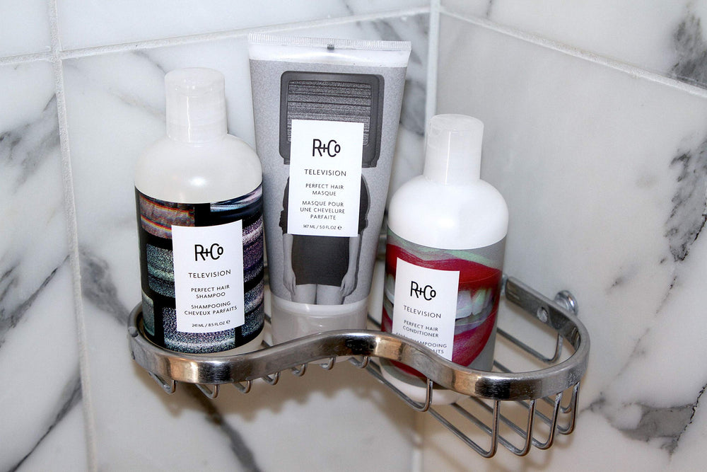 R+Co TELEVISION Masque extrait champignon des neiges hydrate et protège les cheveux.