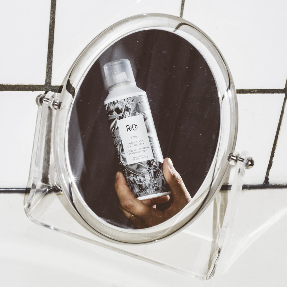 Application du R+Co Foil Frizz + Static sur cheveux pour lisse et brillance