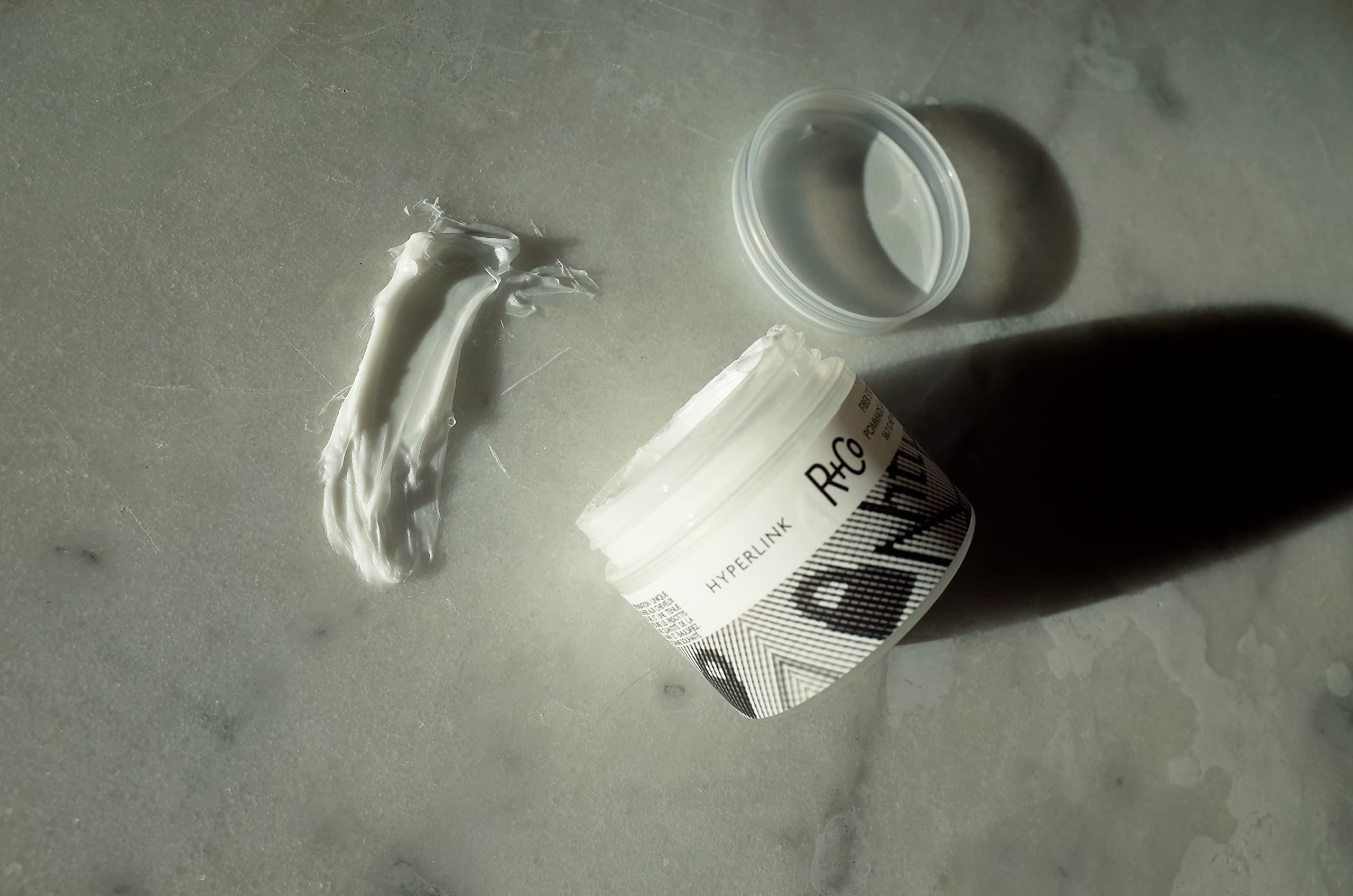 R+Co Hyperlink Fiber Stretch Pomade: emballage compact et application précise pour routine rapide.
