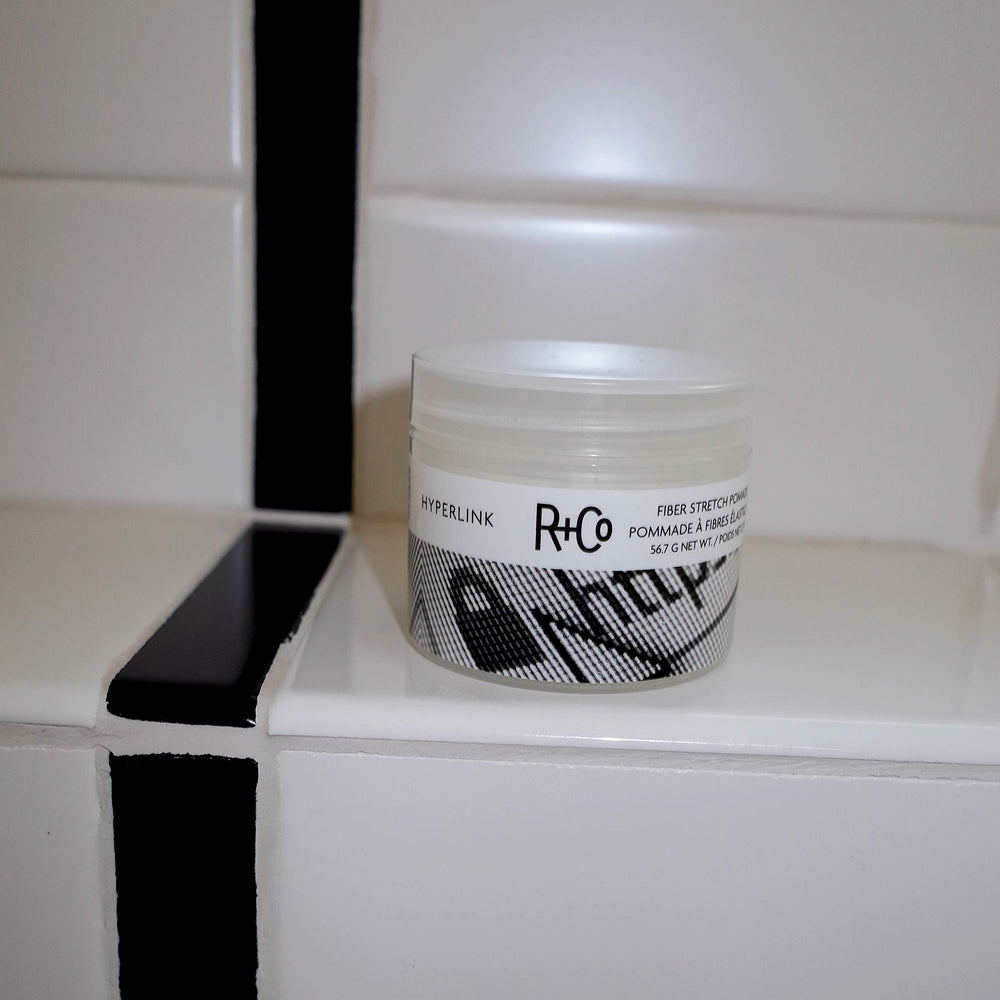 R+Co Hyperlink Fiber Stretch Pomade: réduction des frisottis et douceur au toucher.