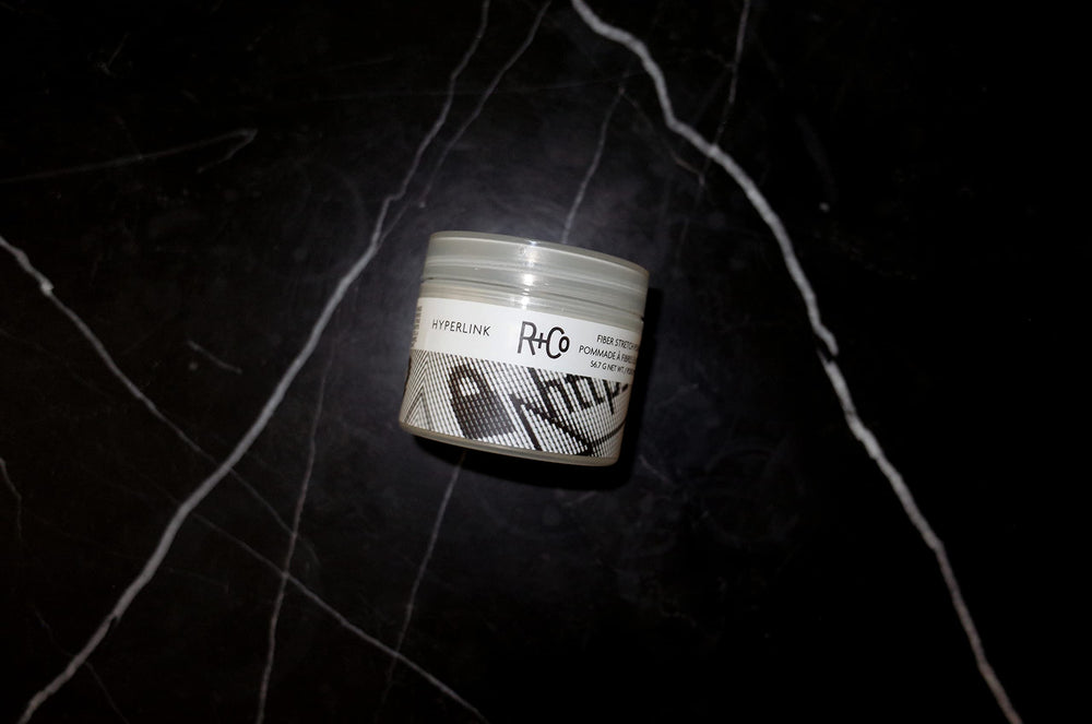 R+Co Hyperlink Fiber Stretch Pomade: volume léger et contrôle sans surcharge.