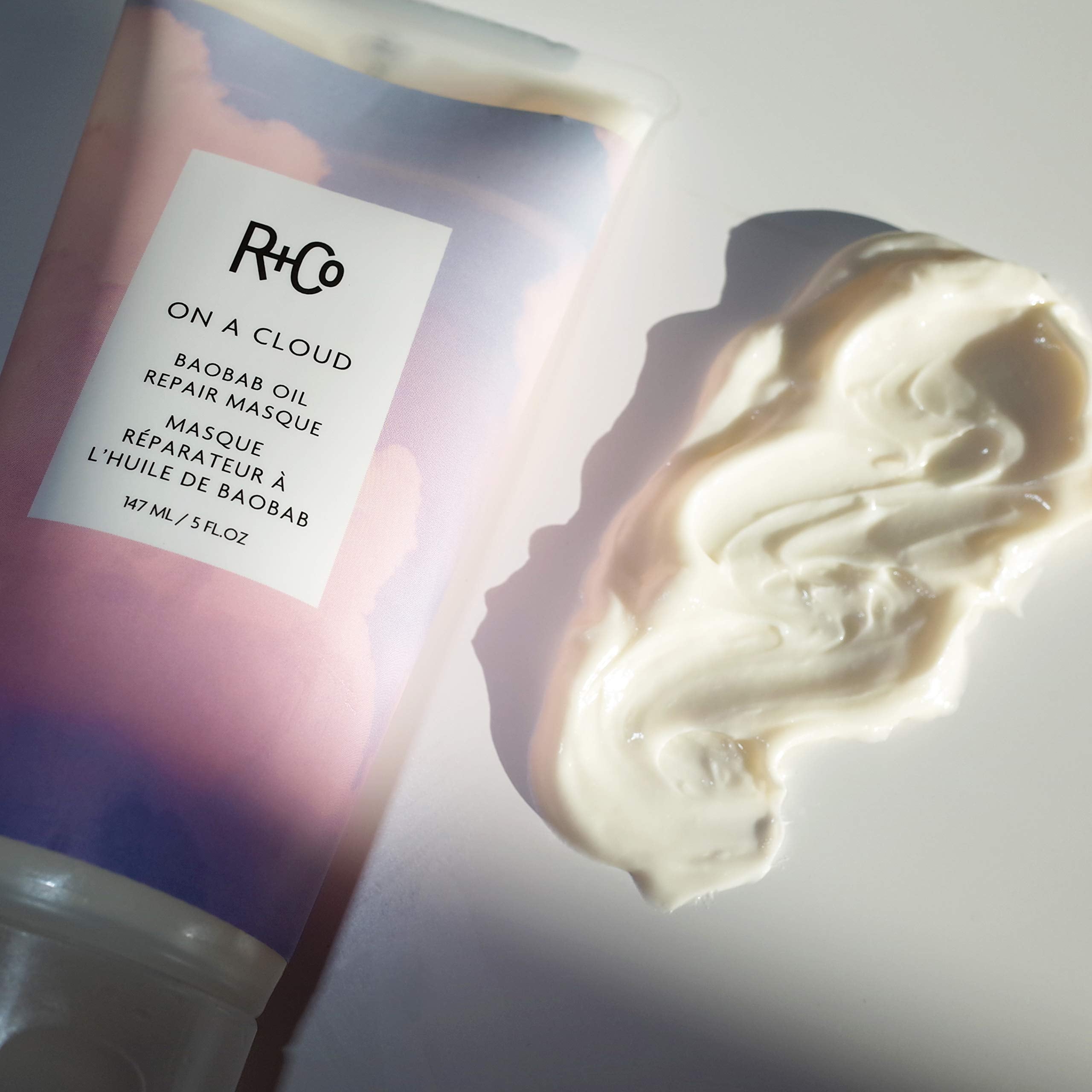 Cheveux traités par le masque R+Co On A Cloud, brillance perceptible