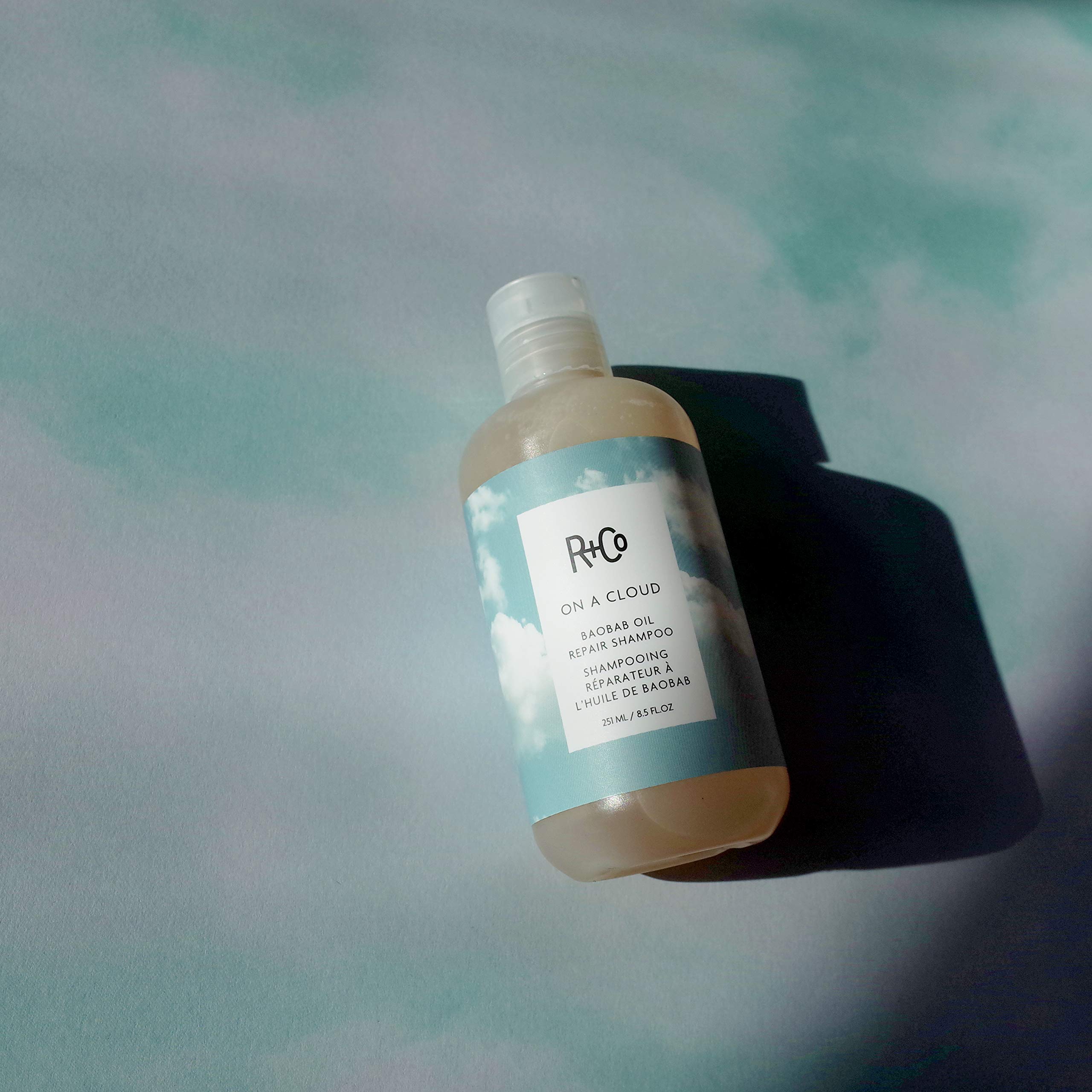 R+Co On A Cloud Baobab Repair Shampoo – flacon-pompe pratique pour doser le soin.