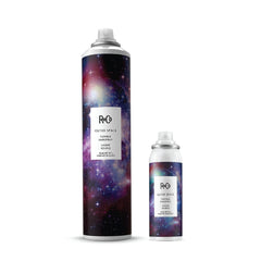 R+Co Outerspace Light Hair Spray – bouteille légère pour une coiffure facile au quotidien.