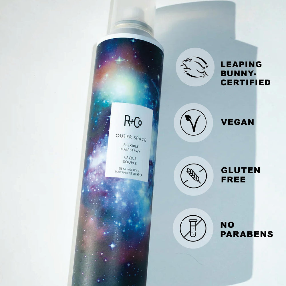 R+Co Outerspace Light Hair Spray – finition légère qui permet un mouvement naturel.