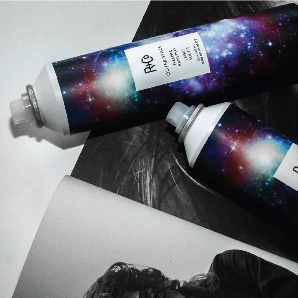 R+Co Outerspace Light Hair Spray – format pack pratique pour maison et sac.