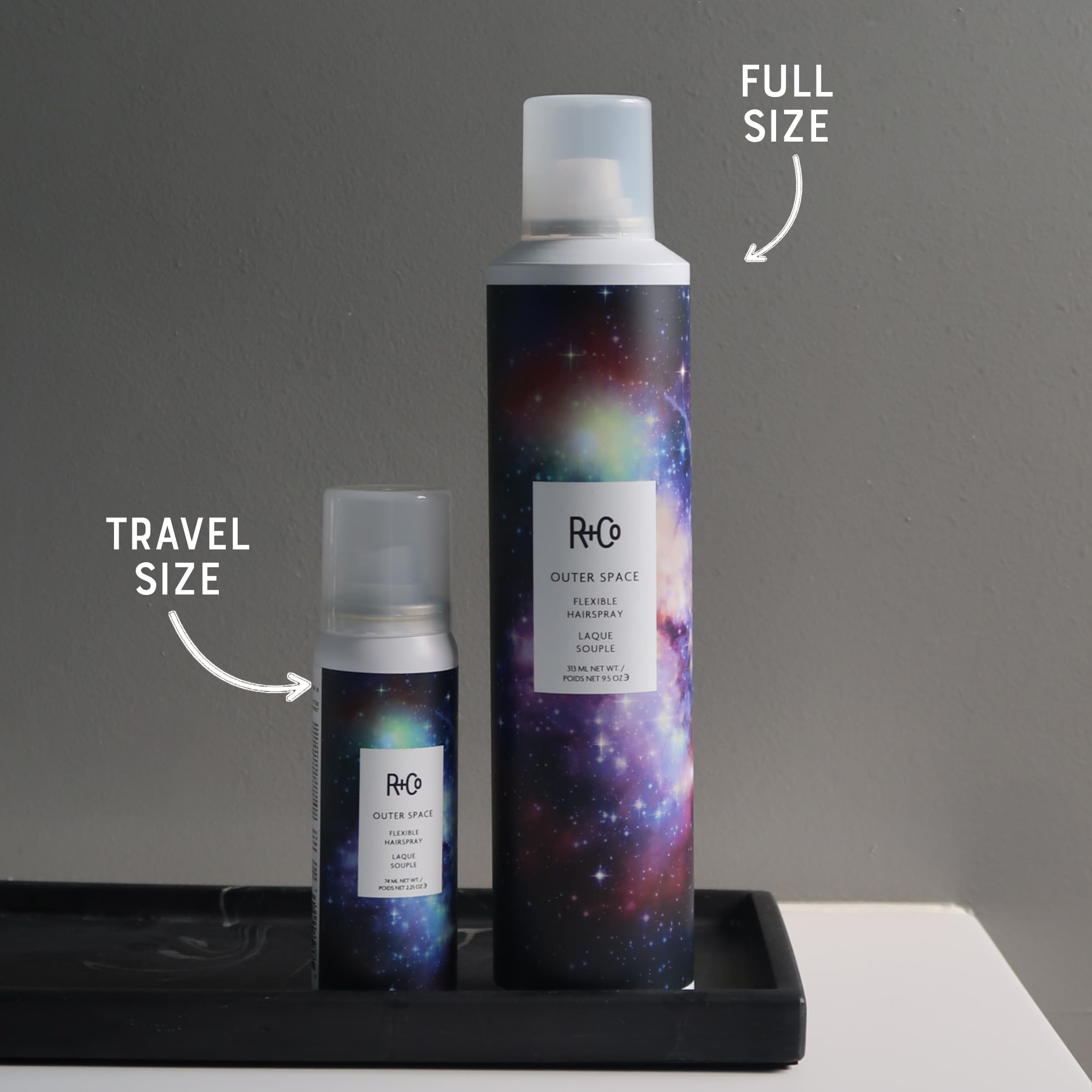 R+Co Outerspace Light Hair Spray – tenue moyenne sans lourdeur pour divers styles.
