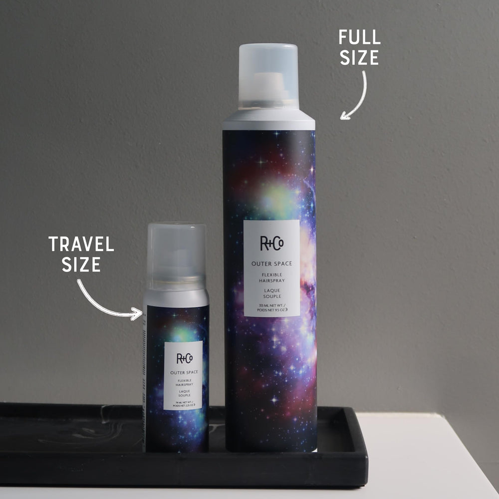 R+Co Outerspace Light Hair Spray – tenue moyenne sans lourdeur pour divers styles.