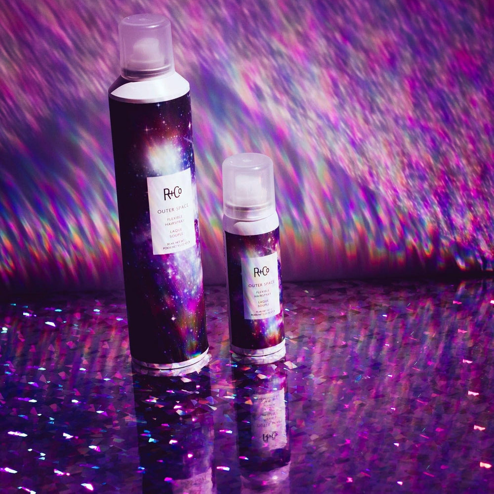R+Co Outerspace Light Hair Spray – idéal en voyage grâce au petit format.