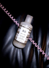 R+Co Ring Tone Gel Crème lutte contre les frisottis pour des cheveux lisses.