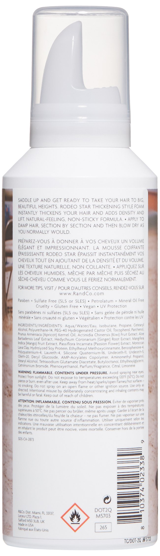R+Co Rodeo Star, main appliquant la mousse pour démarrer le coiffage en douceur.