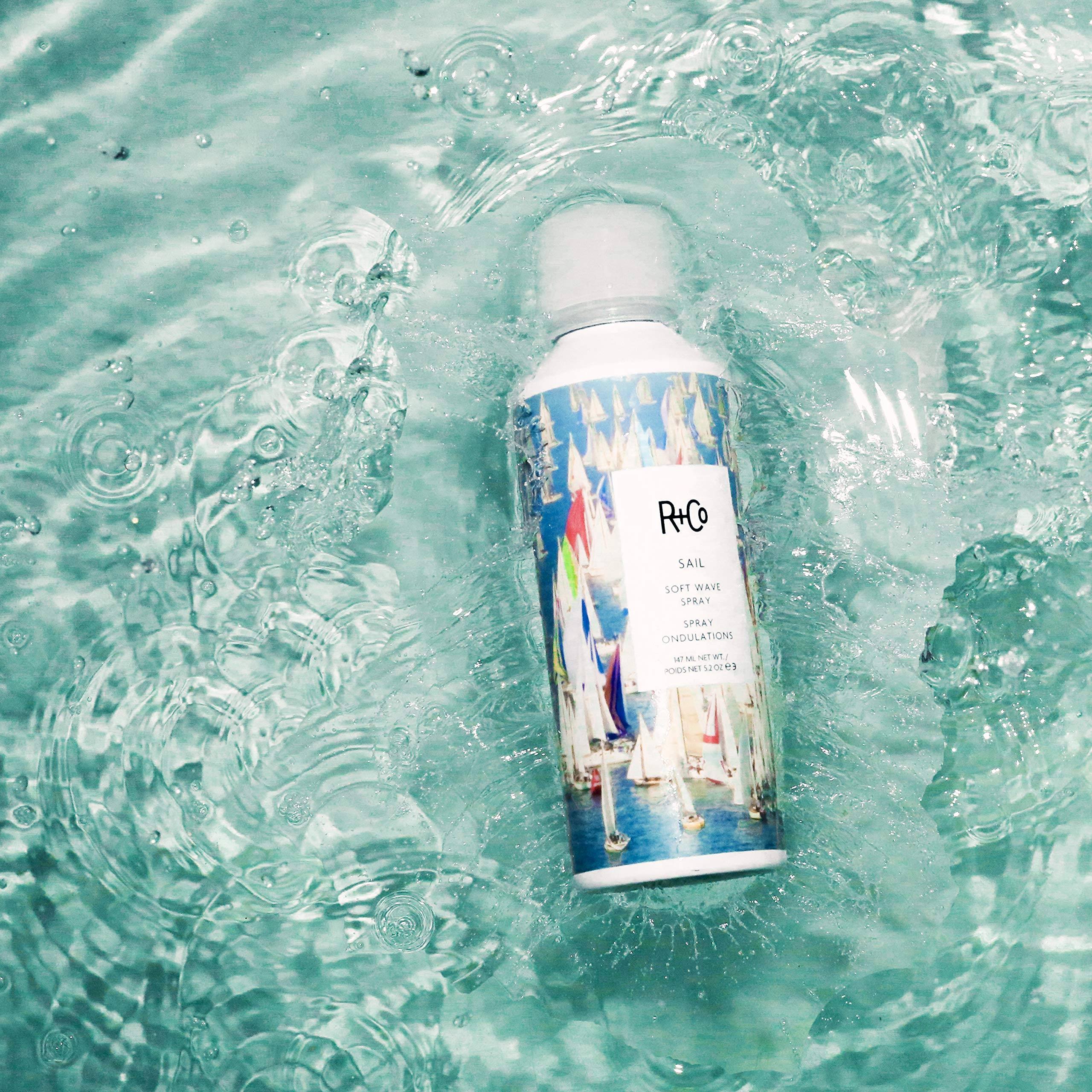 R+Co Sail Soft Wave Spray révèle vagues naturelles et brillance sans alourdir