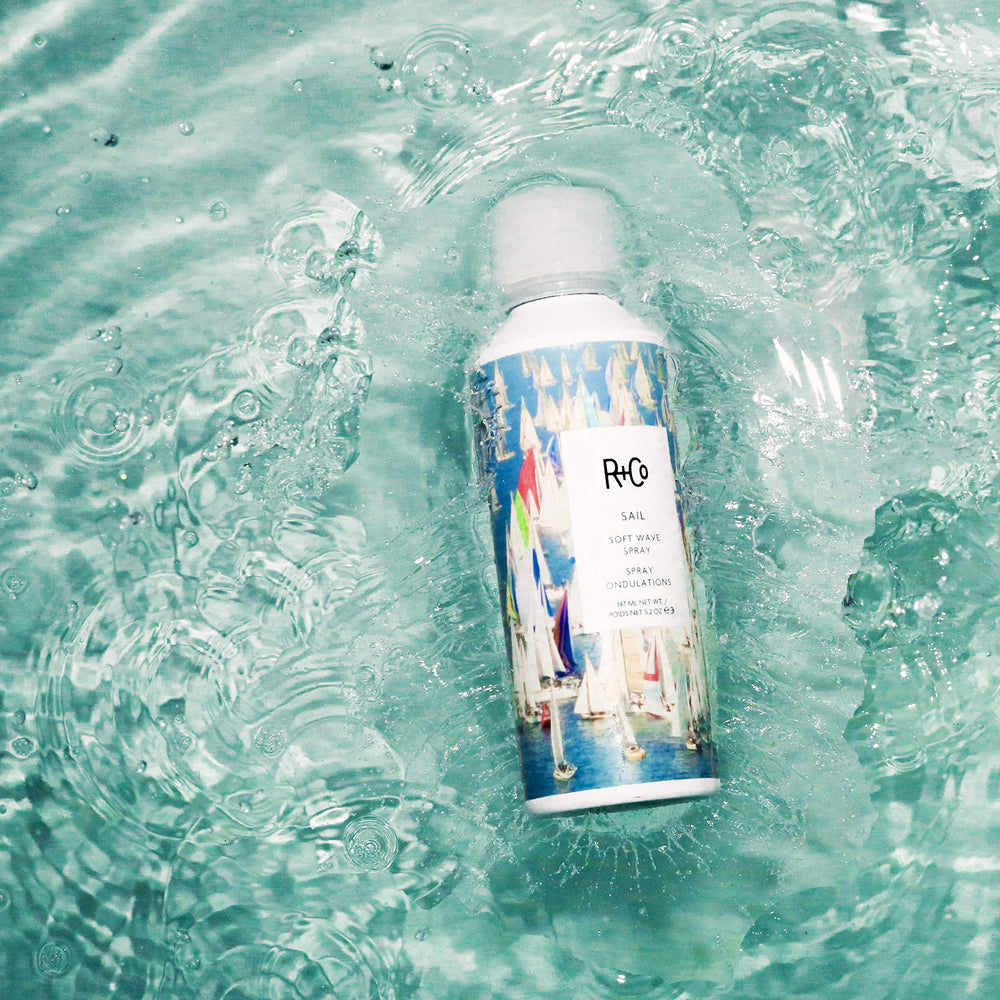 R+Co Sail Soft Wave Spray révèle vagues naturelles et brillance sans alourdir