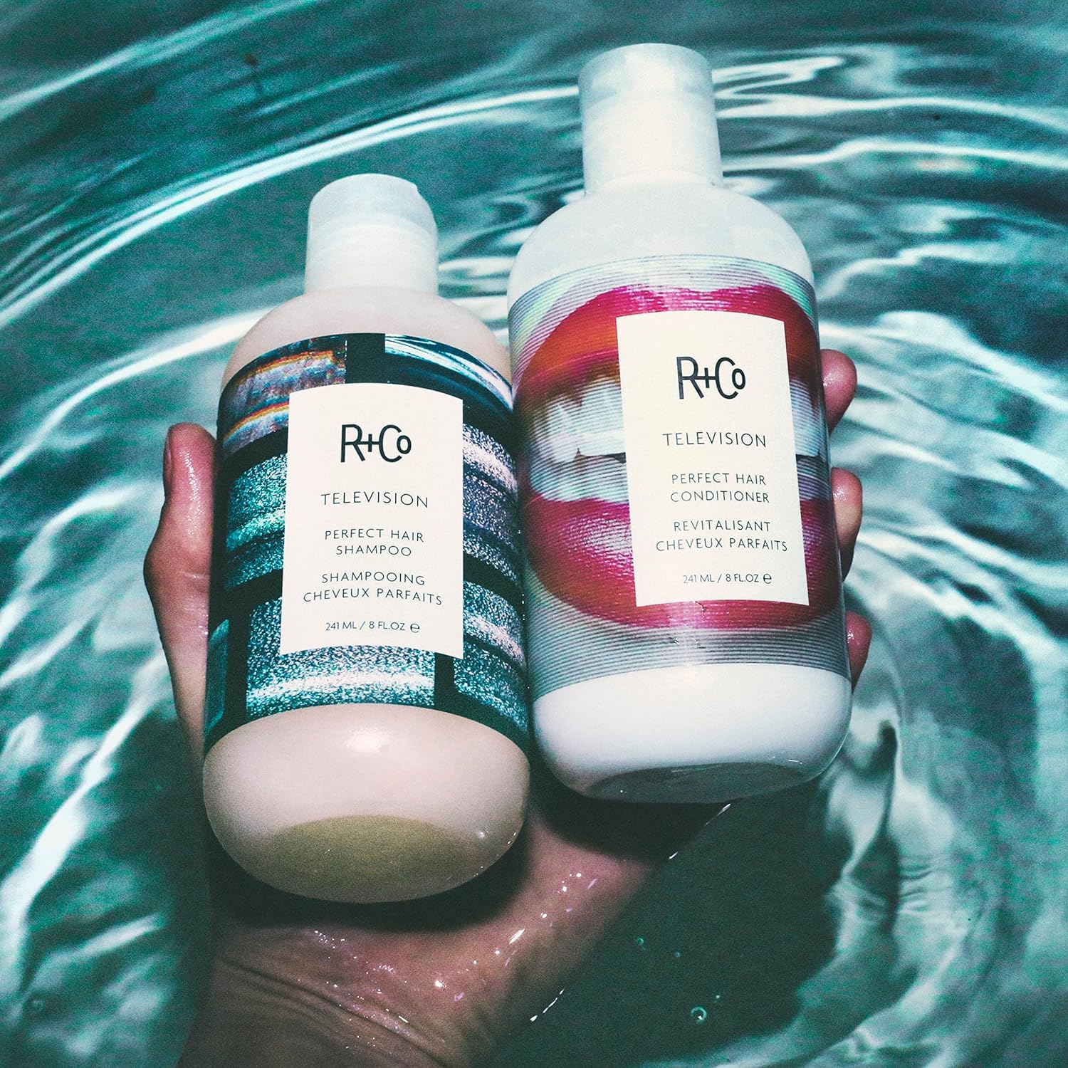 R+Co Television cheveux brillants après utilisation, éclat naturel.