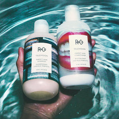 R+Co Television cheveux brillants après utilisation, éclat naturel.