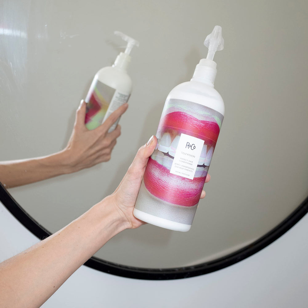 Texture crèmeuse du Conditioner pour faciliter l’application et le démêlage.