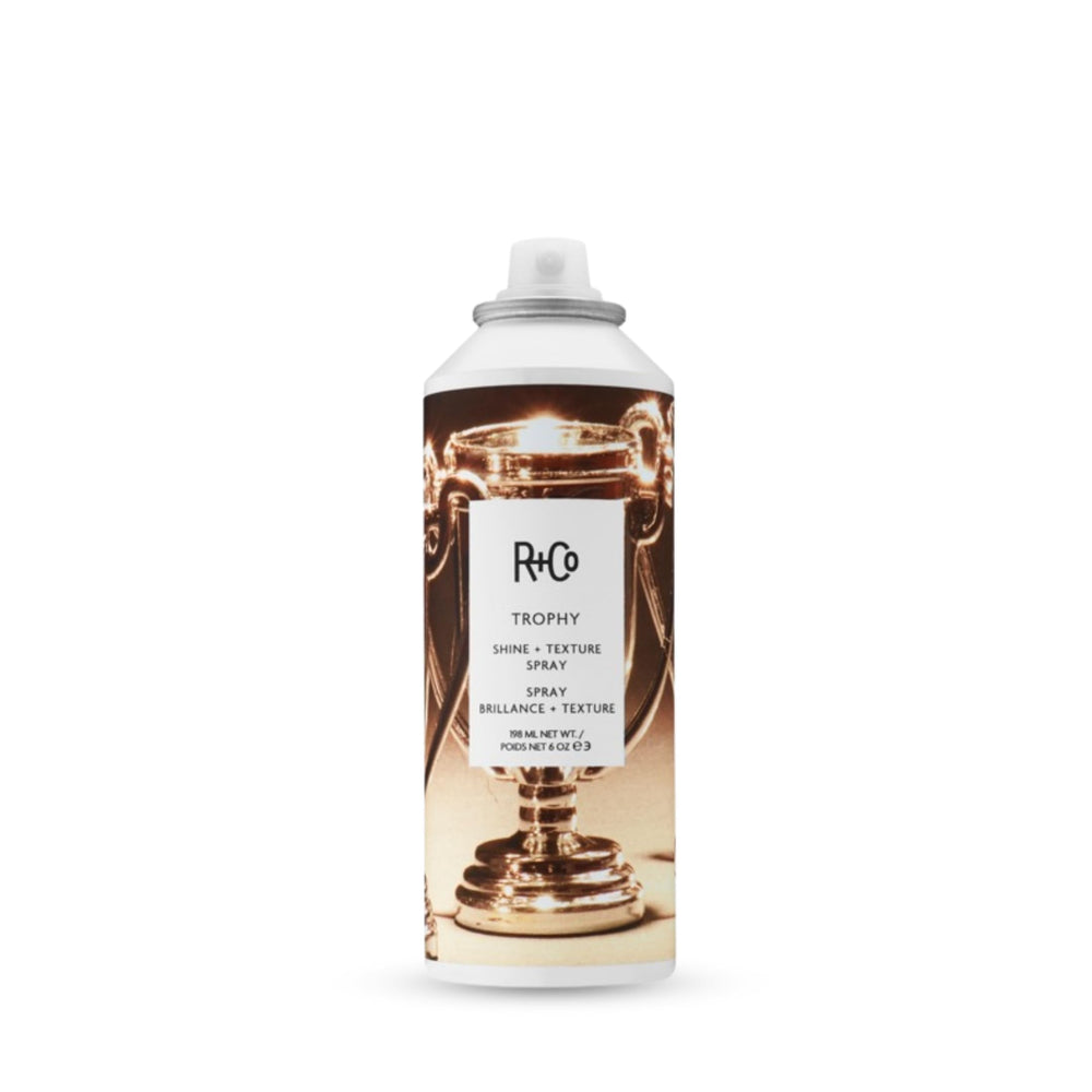 R+Co Trophy sur bouteille: brillance légère et texture discrète.