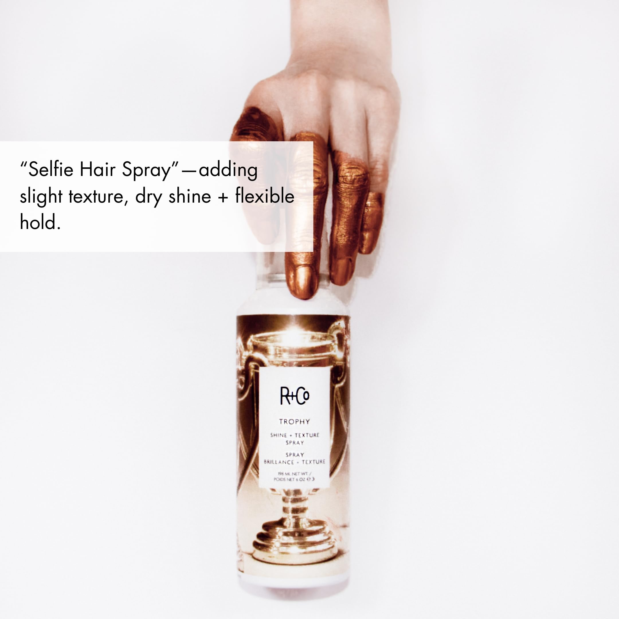 R+Co Trophy spray en action sur cheveux pour texture rapide.