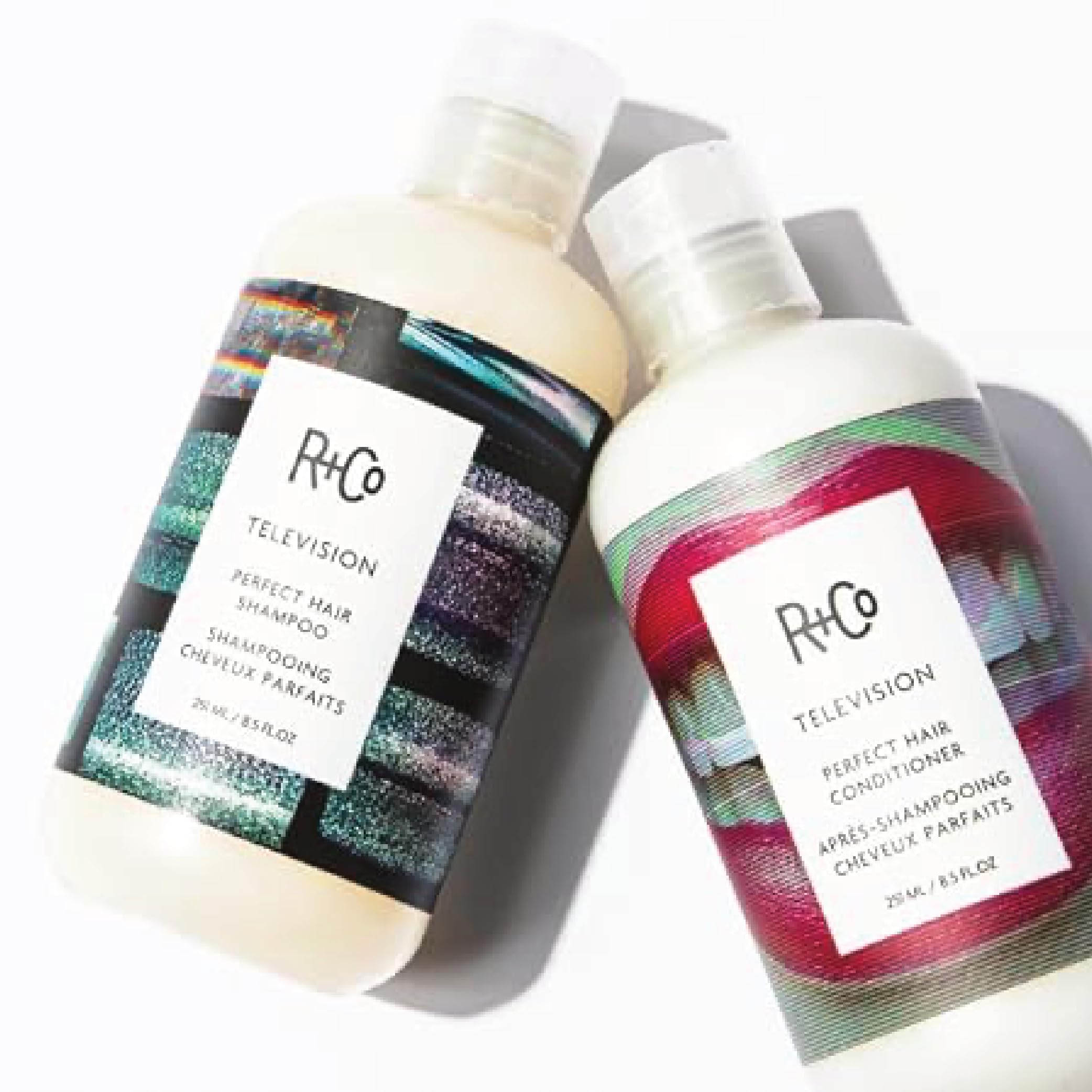 R+Co TV Perfect après-shampooing, brillance douce et gestion facilitée des cheveux.