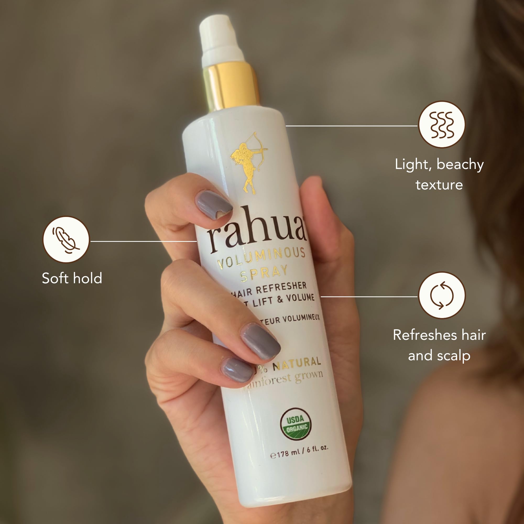 Appliquer Rahua Voluminous Spray sur les racines pour un lift discret.