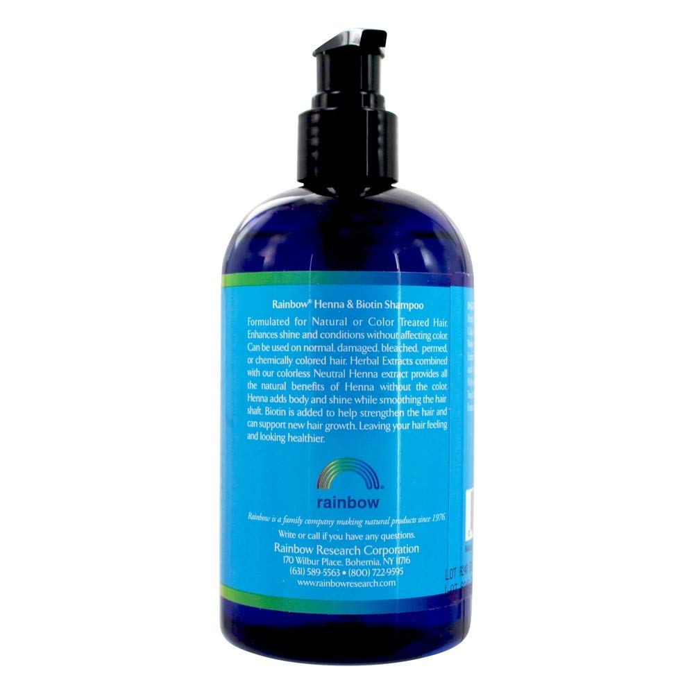 Utilisation du Shampoing Rainbow Research pour massage capillaire revitalisant.