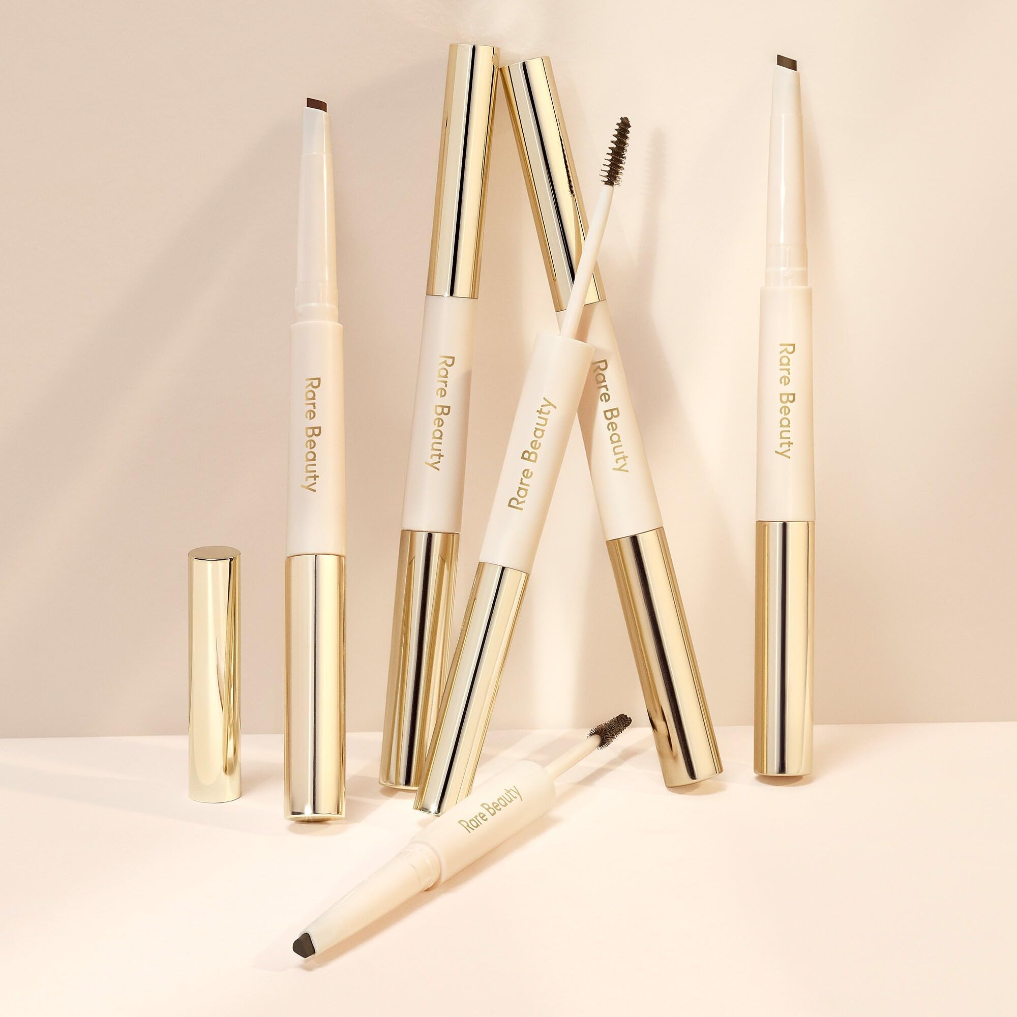Application précise et tenue naturelle des sourcils avec Rare Beauty Brow Harmony