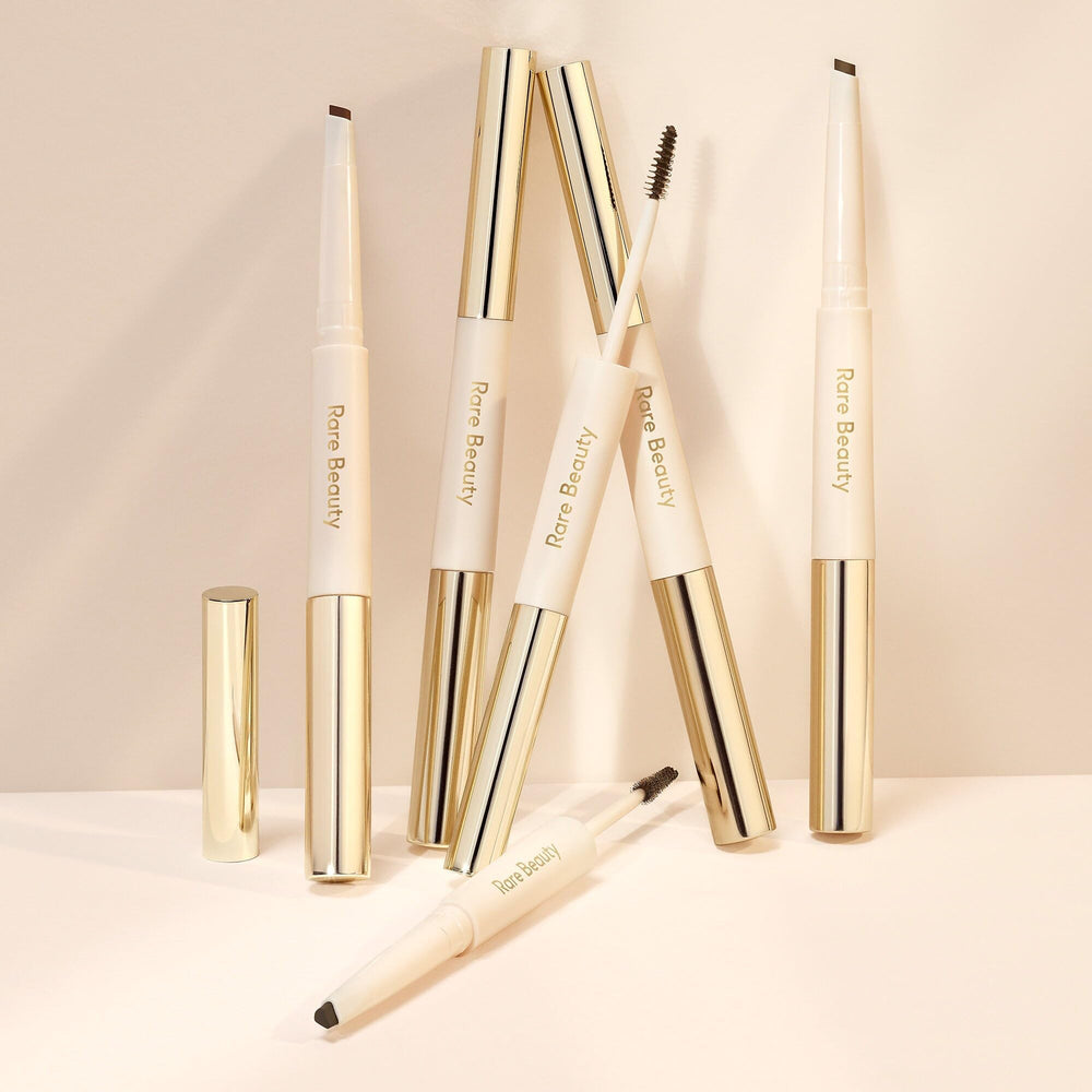 Application précise et tenue naturelle des sourcils avec Rare Beauty Brow Harmony