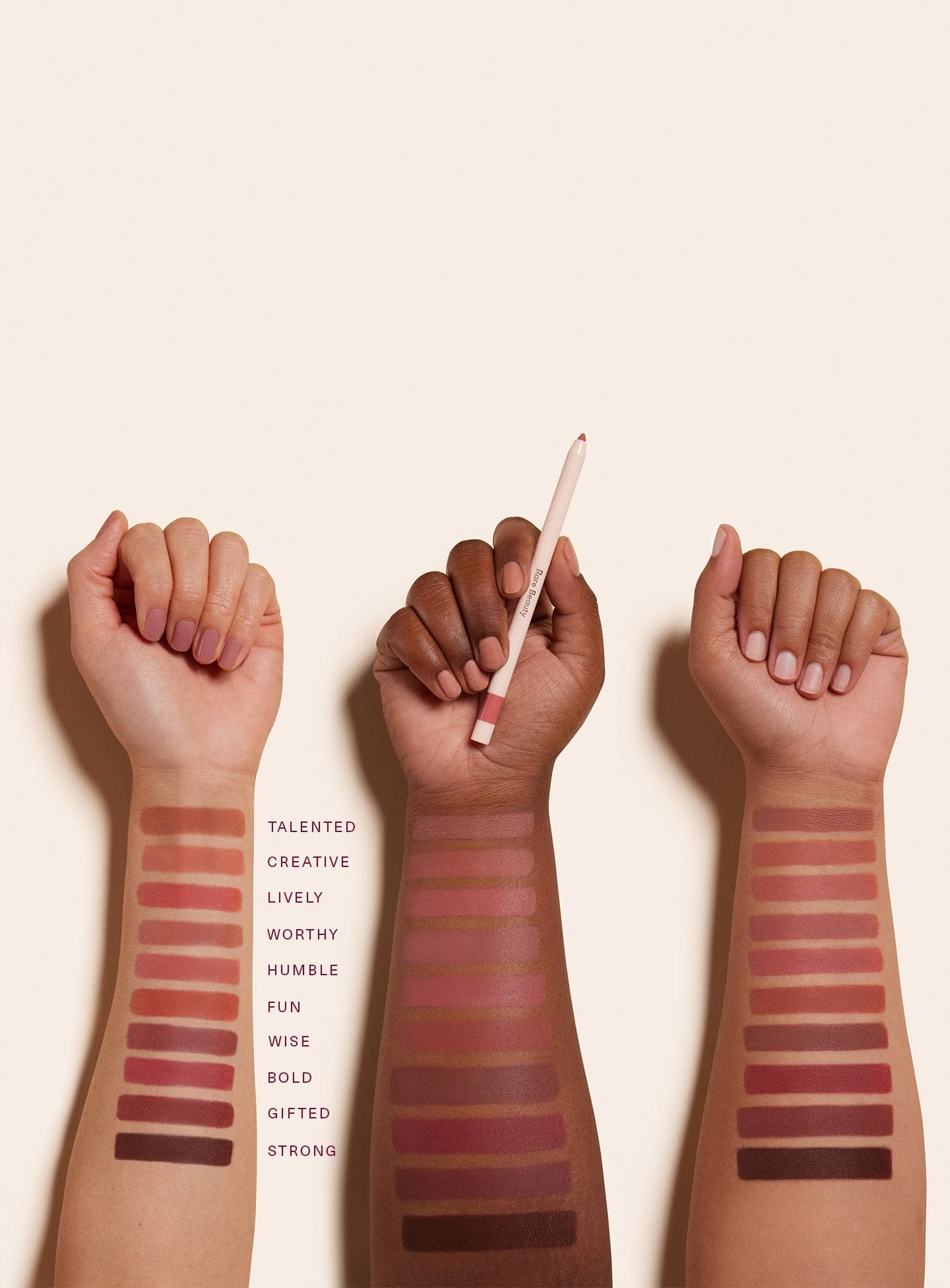Rare Beauty Kind Words contour lèvres, compatible avec tous types de lèvres.