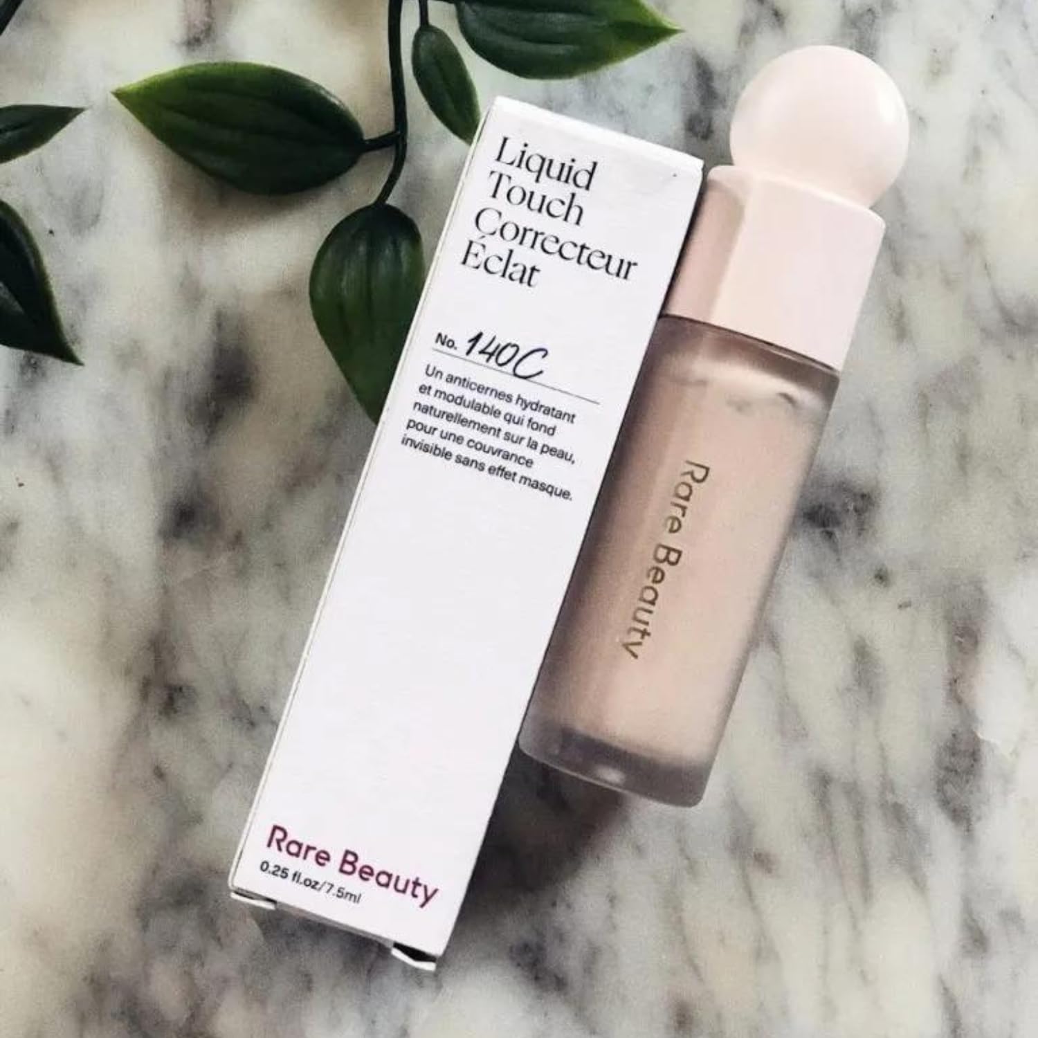 Applicateur du concealer Rare Beauty pour une application précise et légère