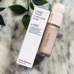 Applicateur du concealer Rare Beauty pour une application précise et légère
