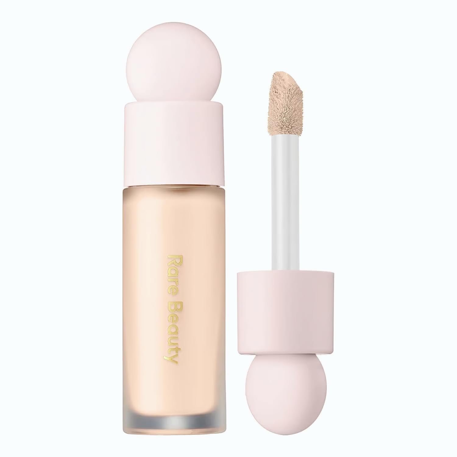 Emballage du Rare Beauty concealer 140C prêt à l’emploi pour une routine rapide