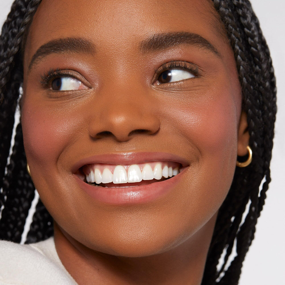 Rare Beauty Soft Pinch Encourage application au doigt pour un effet modulable et rapide.