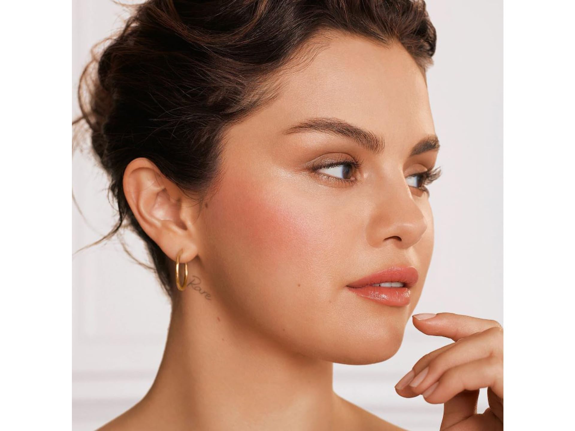 Rare Beauty Soft Pinch Encourage fini glow offrant un éclat frais tout au long de la journée.