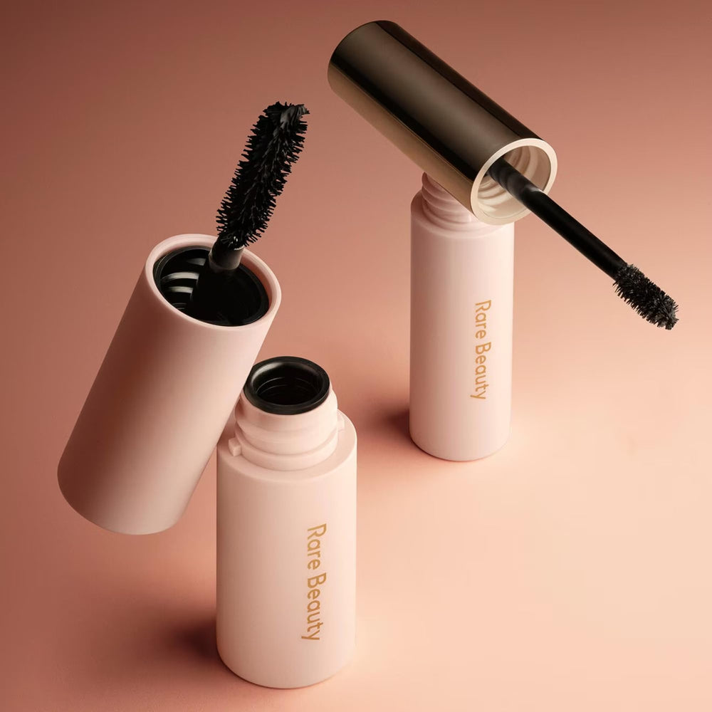 Rare Beauty gel incolore fixe les sourcils avec fini naturel.