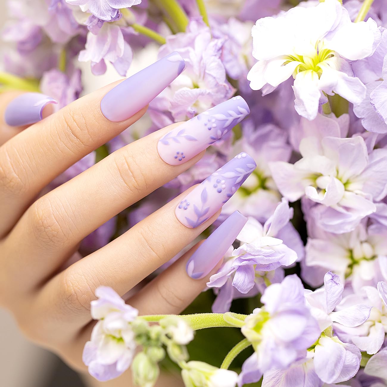 Vernis nude violet effet irise9 doux, prêt e0 briller sous lumière naturelle