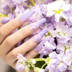 Vernis nude violet effet irise9 doux, prêt e0 briller sous lumière naturelle