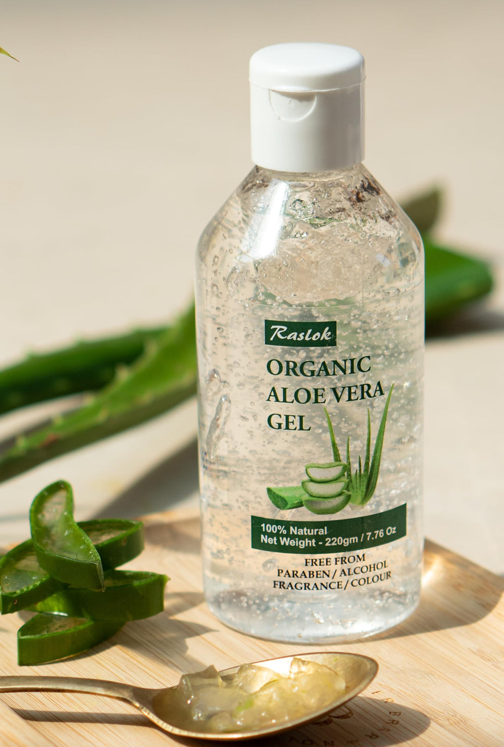 Application visage: Raslok Aloe Gel offre une hydratation légère et apaisante.