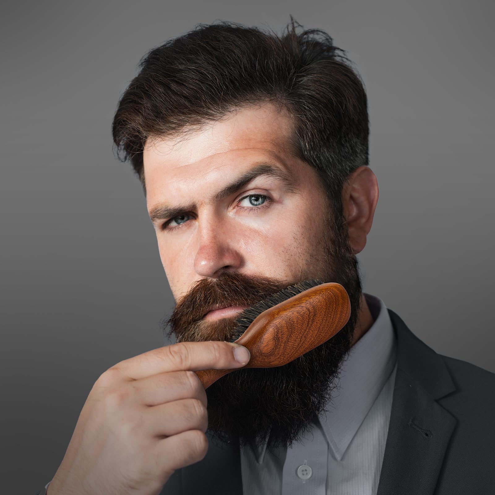 Brosse RAVEGO adaptée cheveux et barbe, taille compacte pour usage quotidien.
