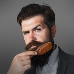 Brosse RAVEGO adaptée cheveux et barbe, taille compacte pour usage quotidien.