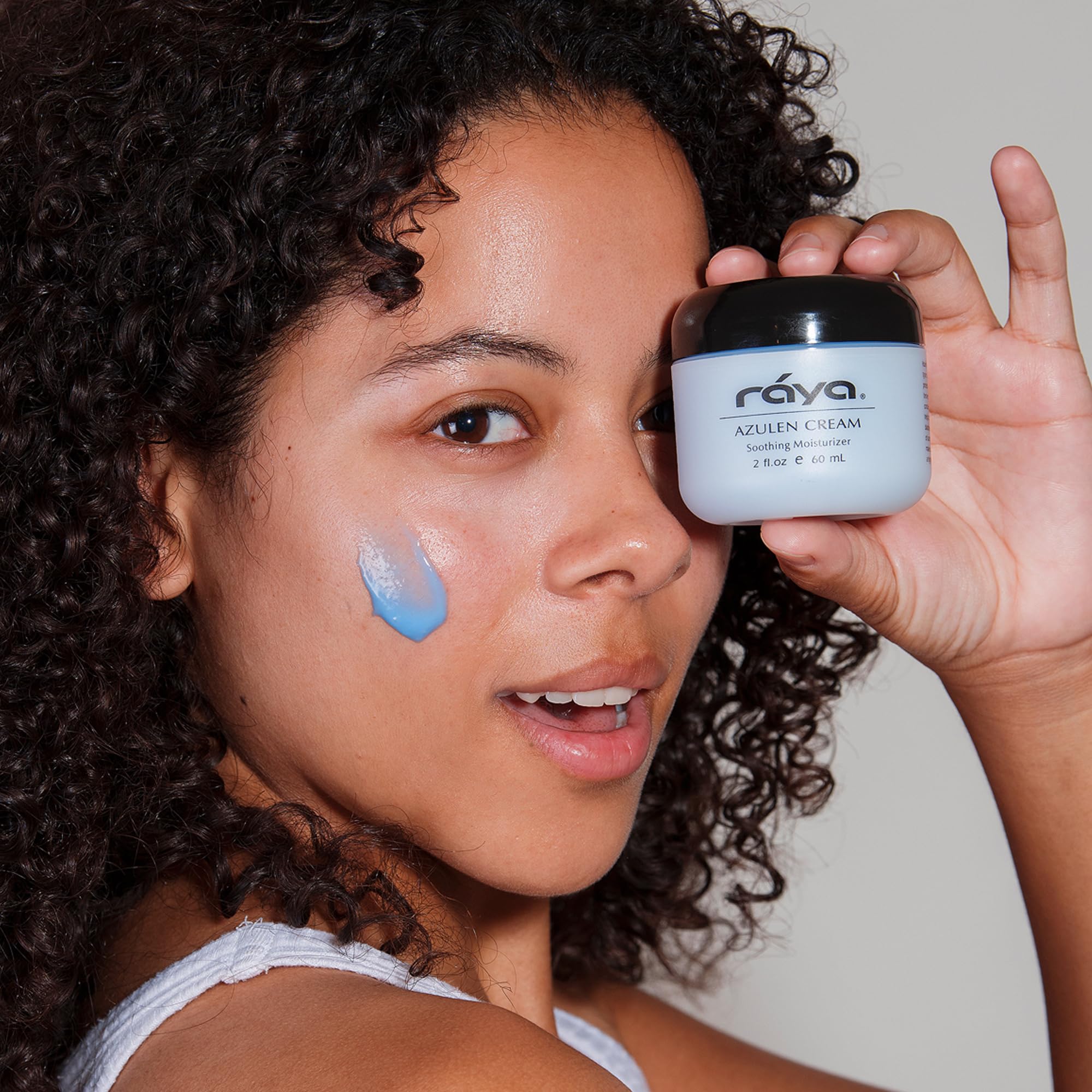 Raya Azulen Cream: application nocturne pour nourrir et préparer la peau au lendemain.
